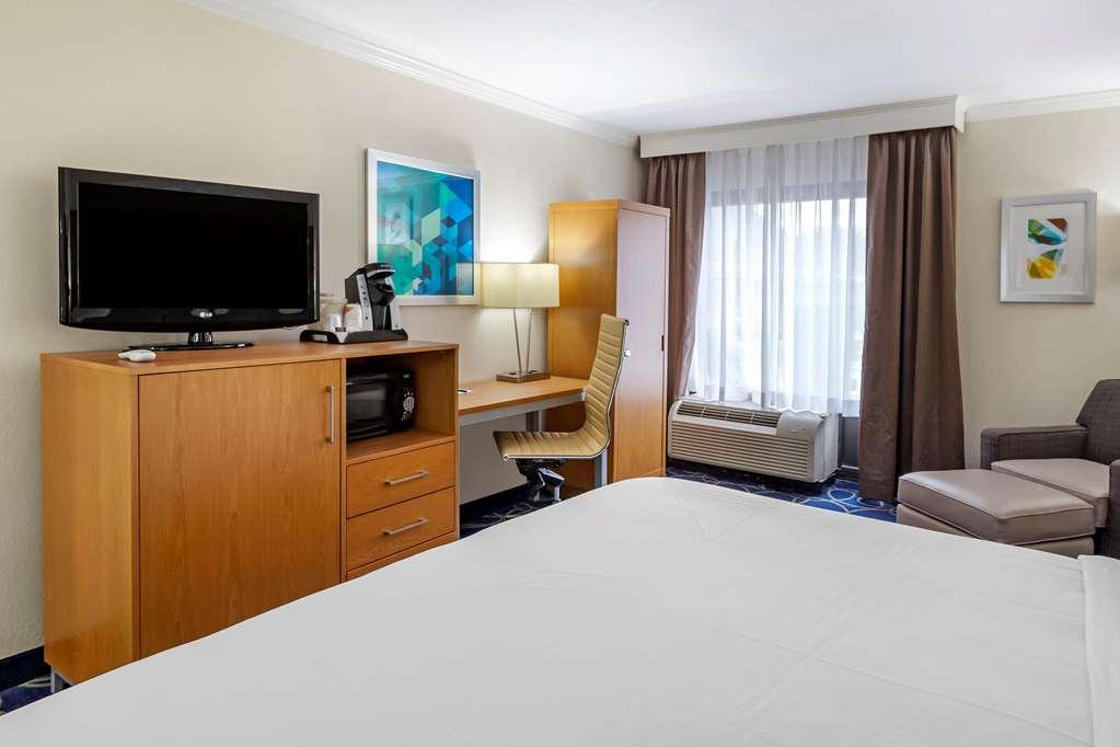Comfort Inn & Suites Houston I-10 West Energy Corridor Стая снимка